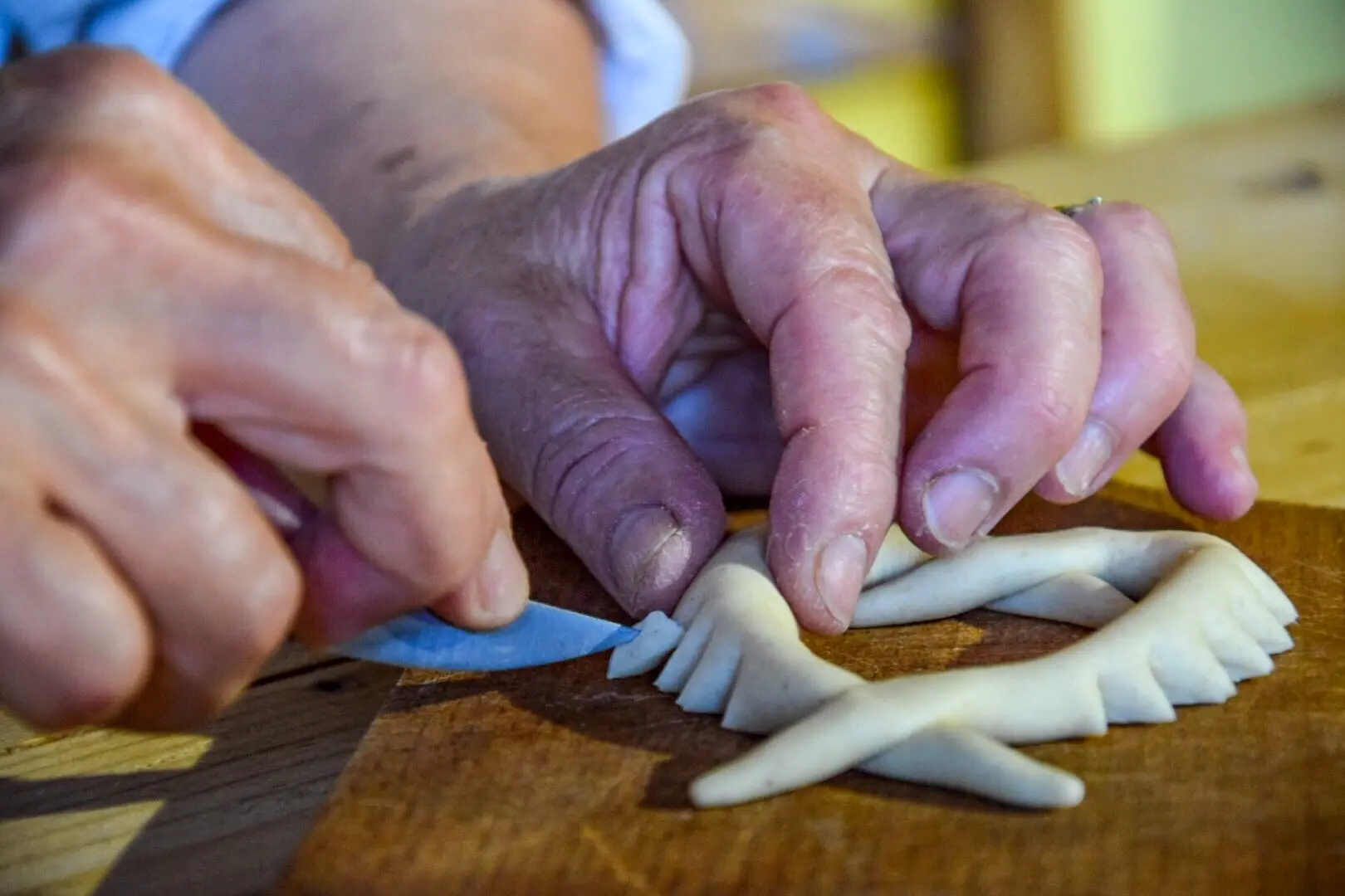 La sacralità del pane in Sardegna: preparazione de su pani pintau - immagine 18