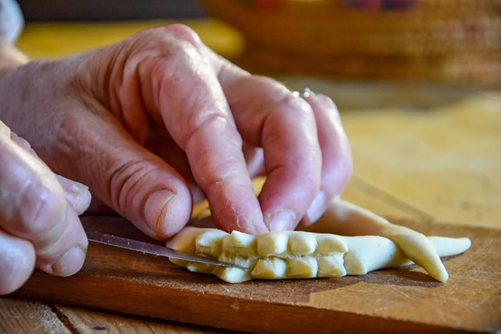 La sacralità del pane in Sardegna: preparazione de su pani pintau - immagine 10