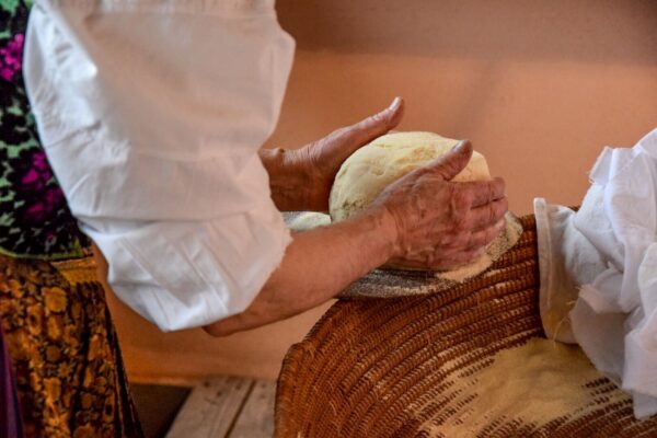 La sacralità del pane : preparazione de su pani pintau