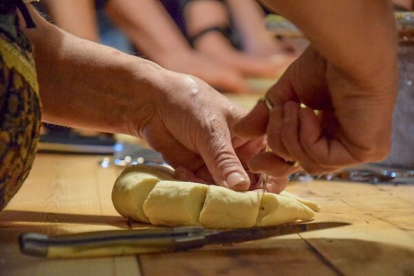 La sacralità del pane : preparazione de su pani pintau