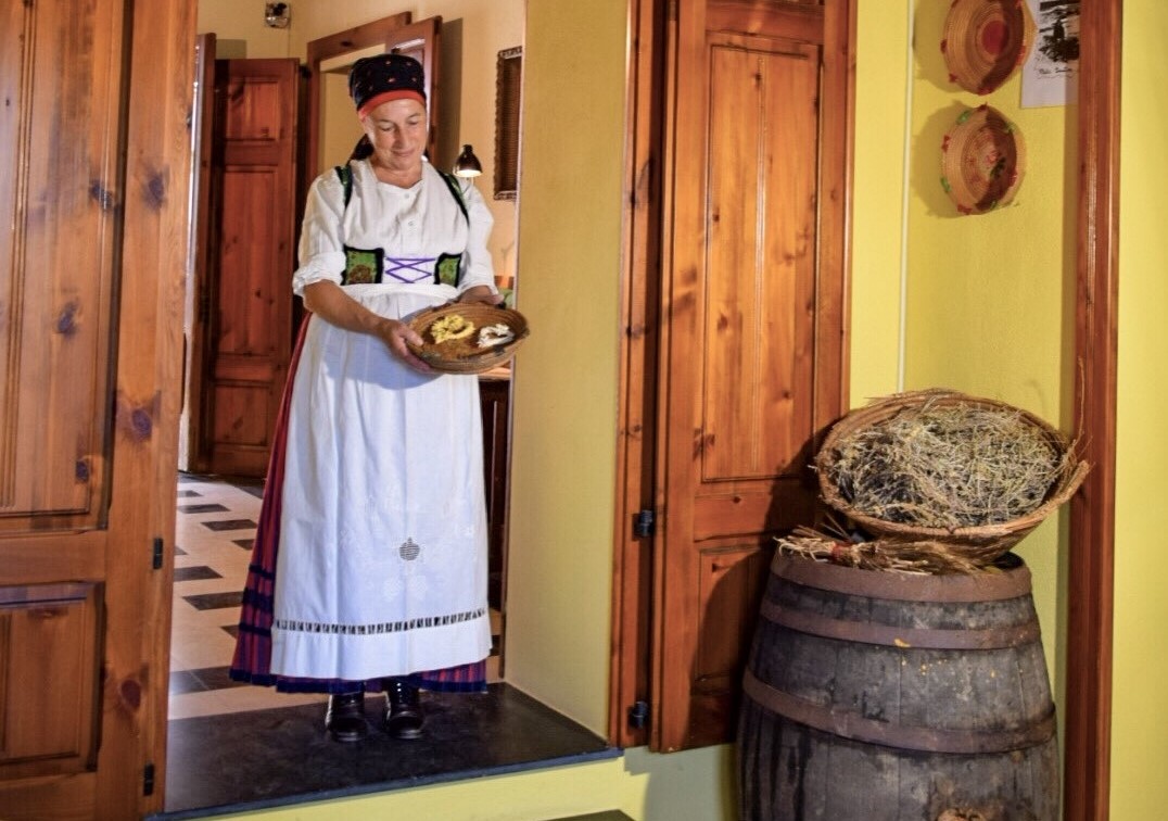 La sacralità del pane in Sardegna: preparazione de su pani pintau - immagine 5