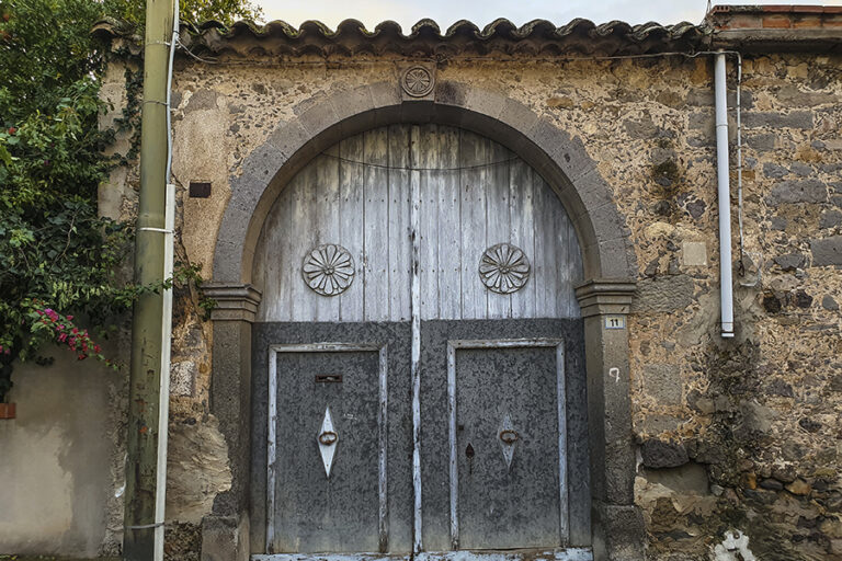 Serrenti - antichi portali di pietra