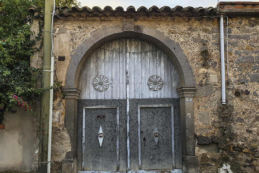 Serrenti - antichi portali di pietra