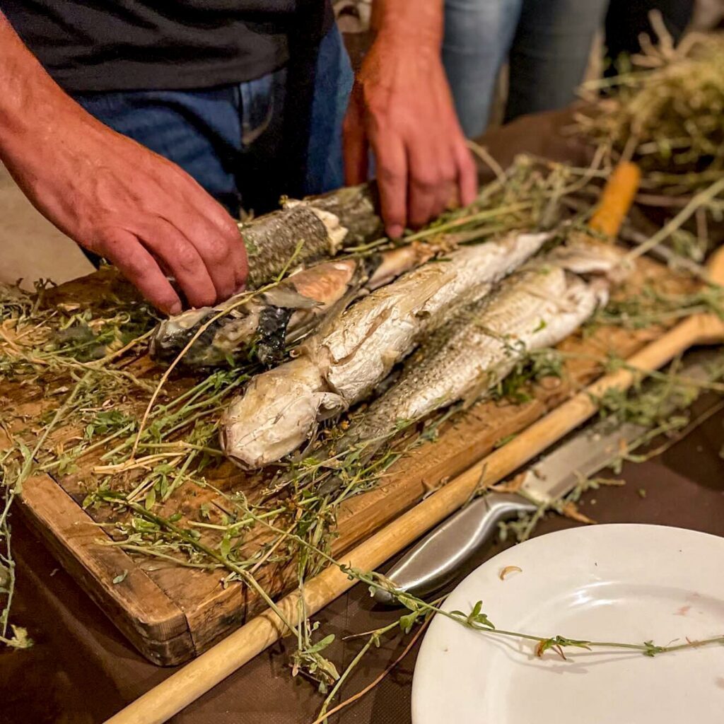 Preparazione e assaggio del muggine a Sa Merca