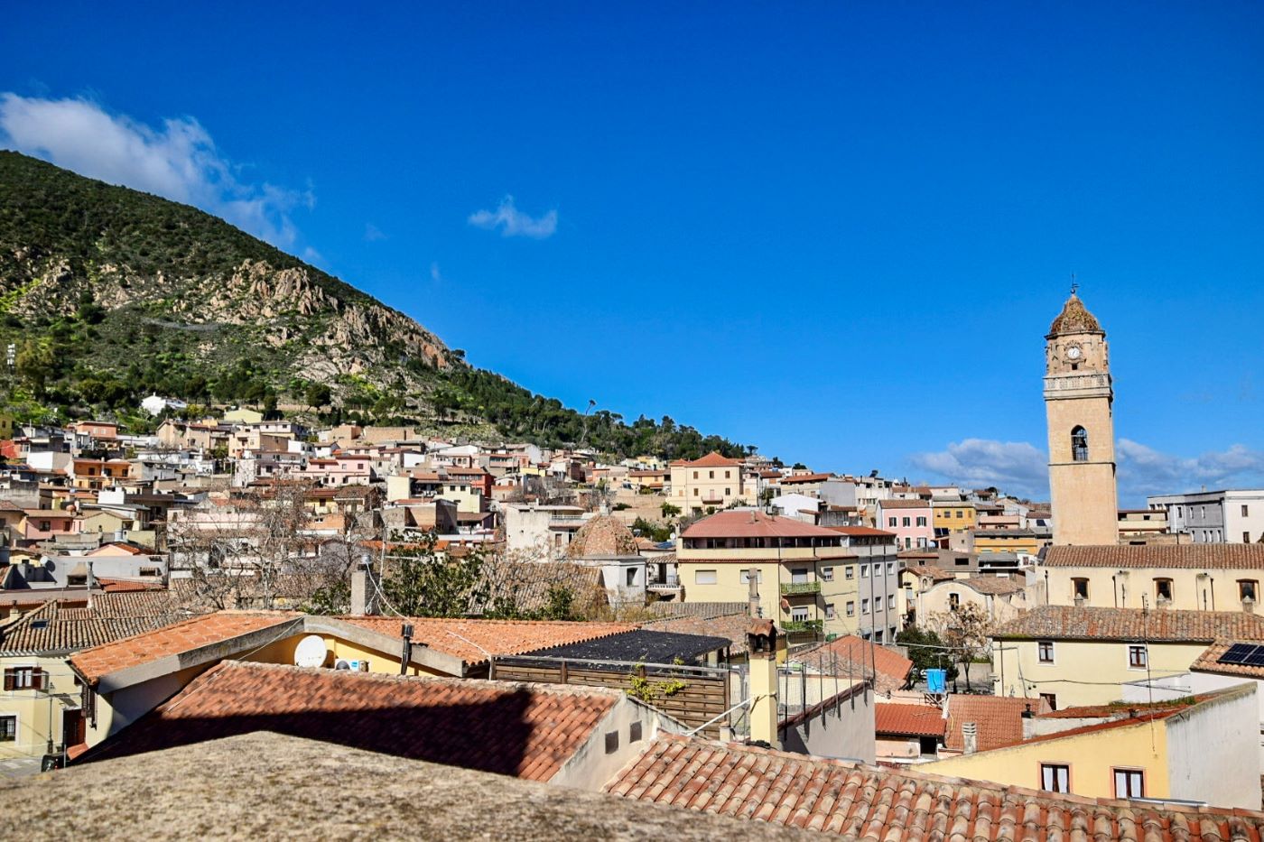 Cibo e memorie: passeggiata nel paese d'ombre di Giuseppe Dessì