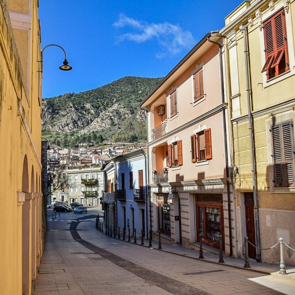 Cibo e memorie: passeggiata nel paese d'ombre di Giuseppe Dessì