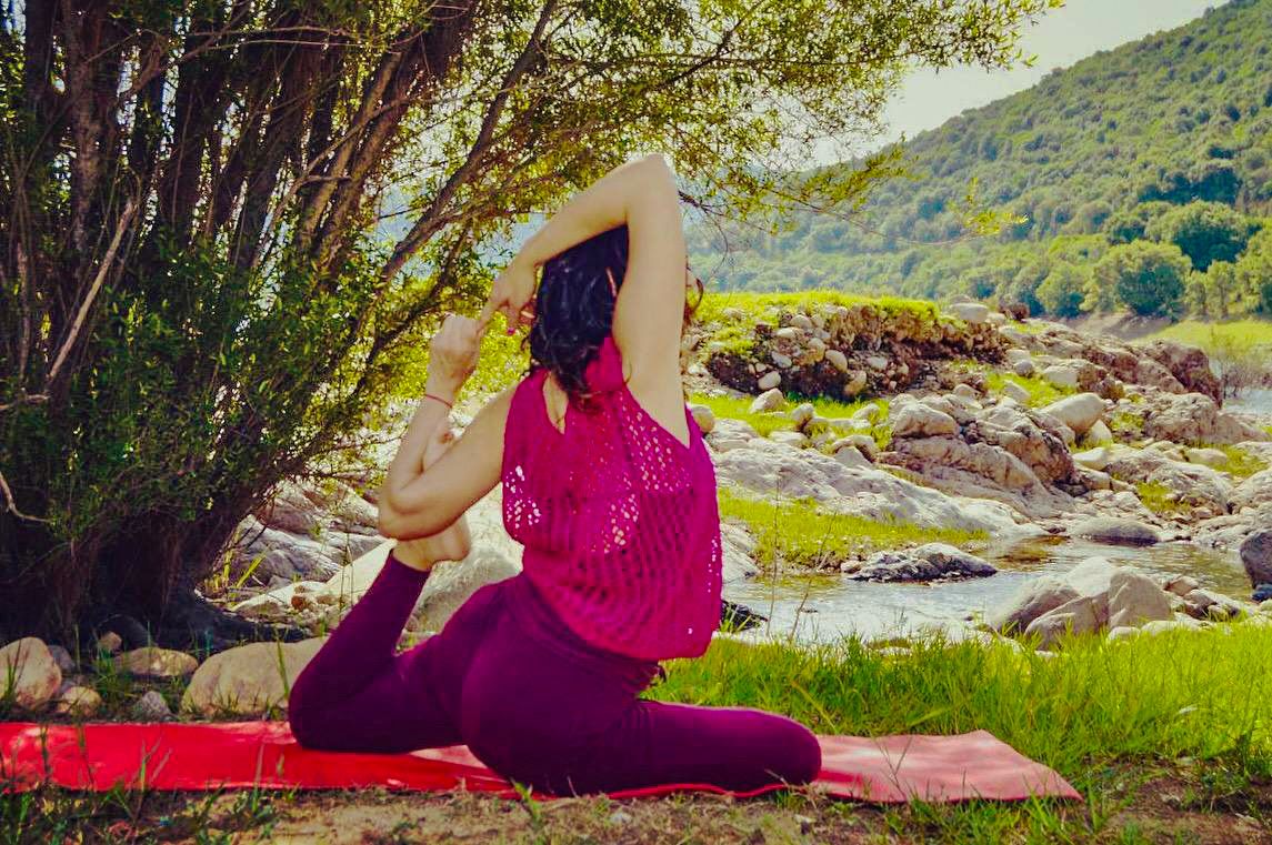Benessere in natura con lo yoga e le erbe