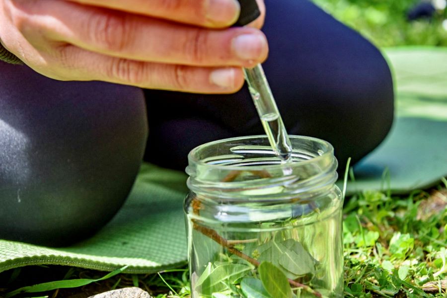 Benessere in natura con lo yoga e le erbe