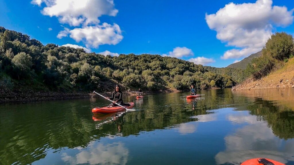 Escursione in SUP con aperitivo a pelo d'acqua sul lago di Leni