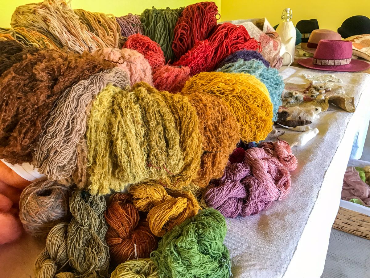 L'arte di tingere i tessuti con le piante