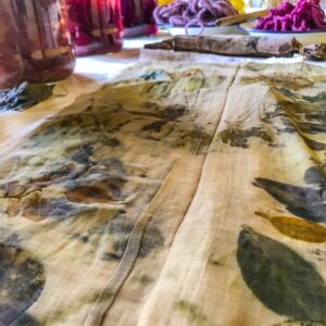 L'arte di tingere i tessuti con le piante