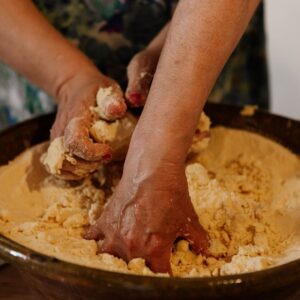 Mani in pasta: realizziamo una bambola di pane